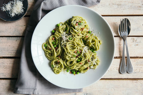 Spaghetti mit Basilikumpesto Erbsen und Speck