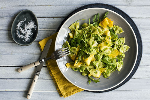 Farfalle mit gelber Zucchini und Mandel-Petersilien-Sauce
