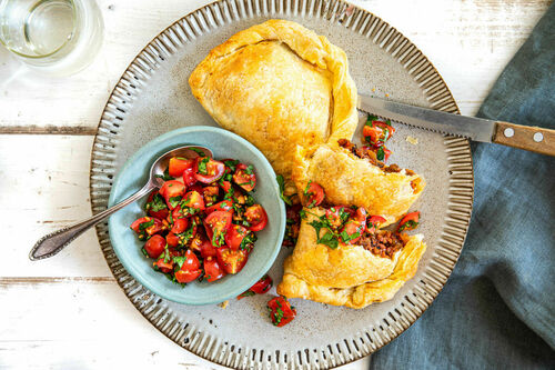 Blätterteig-Empanadas mit Hack und fruchtig-frischer Tomatensalsa