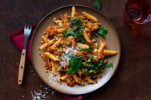 Vegetarische Bolognese mit Roten Linsen und Penne-Nudeln