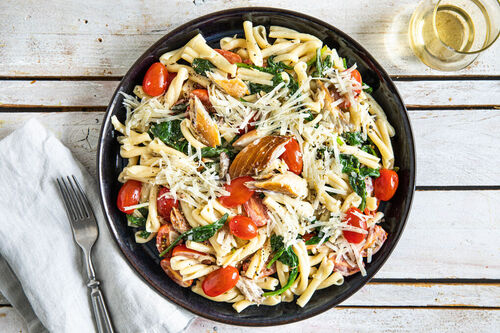 Casarecce mit Räuchermakrele in cremiger Sauce mit Spinat und Tomaten