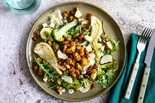 Low-Carb-Gemüsesalat mit Tofu knackig-fein mit Fenchel und Walnüssen