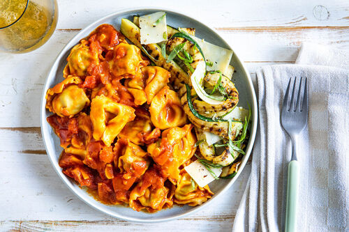 Tortelloni mit Tomaten-Thymian-Sauce dazu gegrillte Zucchini mit Käse