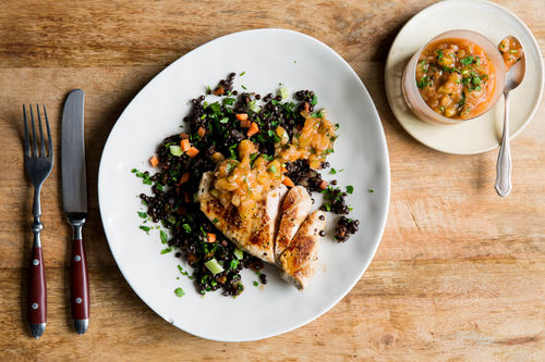 Gebratenes Schweinesteak auf Belugalinsen mit Rhabarber-Salsa