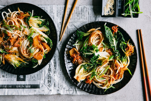 Kimchi-Udon-Pfanne mit Pak Choi