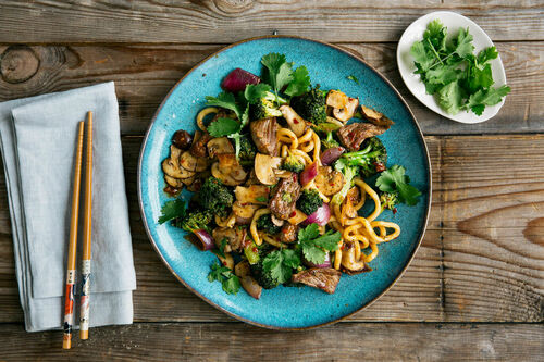 Koreanische Rindfleischpfanne mit Udon-Nudeln und Gemüse