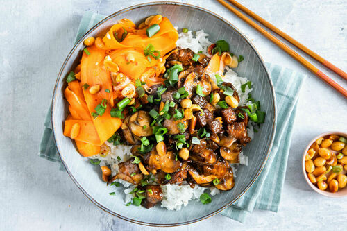 Knusprig-süßer Tofu mit Jasminreis und Karotten-Erdnuss-Salat