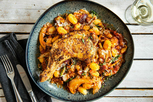 Hähnchenschenkel italienische Art auf Gnocchi mit Fenchel-Tomaten-Sauce