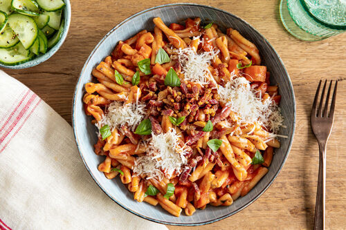 One-Pot-Pasta mit Bacon und Kichererbsen dazu Gurkensalat