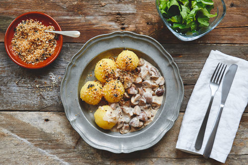 Kartoffelknödel mit Pilz-Ragout und Panko-Bröseln