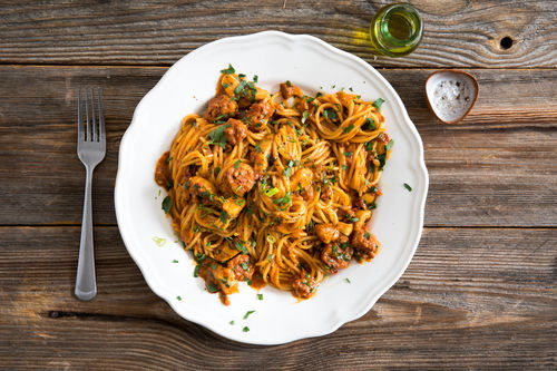 Mediterrane Salsiccia-Pasta mit Tomaten und Artischocken