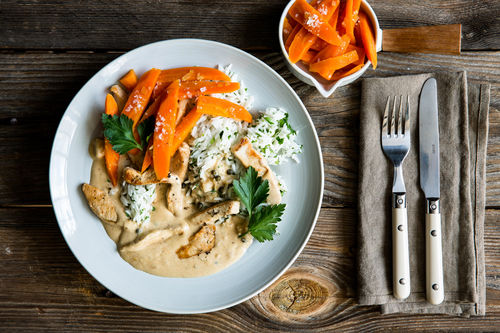 Schweinerücken in Pfefferrahm mit Vichy-Karotten und Basmatireis