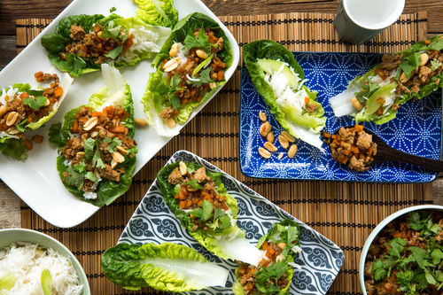 Teriyaki-Schweinehack in Romana-Salat-Schiffchen mit Reis