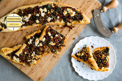 Türkische Pide mit Rinderhack, Spinat und Käse