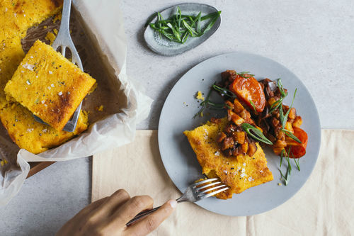 Provenzalisches Ratatouille mit Polenta-Cornbread