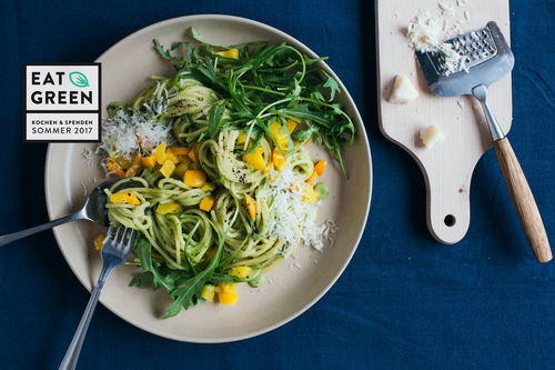 Pasta mit Avocado-Creme Paprika, Rucola und frischer Limette