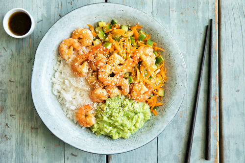 Poké Bowl mit Garnelen und Guacamole auf Jasminreis