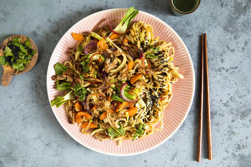 Asia-Nudelpfanne mit Schweinehack mit Pak Choi und schwarzem Sesam