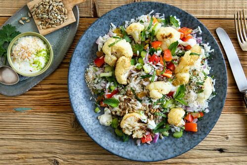 Basmati-Blumenkohl-Salat mit Curry und Kokos-Joghurt-Dressing