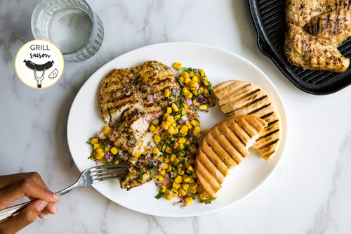 Würziges BBQ-Hähnchen mit Maissalsa und Brot