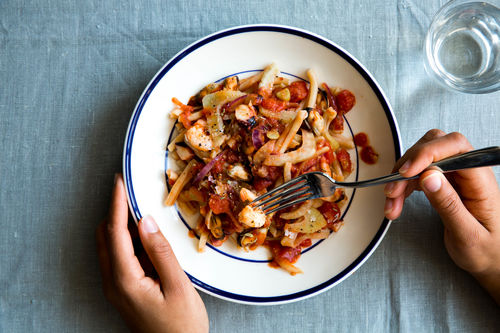 Meeresfrüchte an Tomatensugo mit Strozzapreti-Pasta
