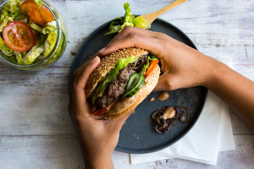 Burger mit BBQ-Sauce und knusprigen Ofenkartoffeln