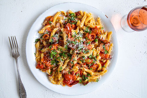 Pasta mit Bacon-Käse-Topping und pikanter Paprika-Tomaten-Sauce