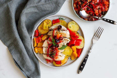 Gebackenes Hähnchen mit Oliven auf buntem Kartoffel-Paprika-Gemüse