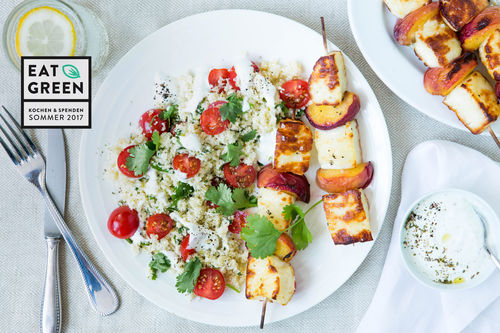 Paneer-Pfirsich-Spieße mit Za'atar-Bulgur und Joghurtdip