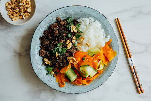 Thai-Rinderhack-Schale mit Karotten-Gurken-Salat