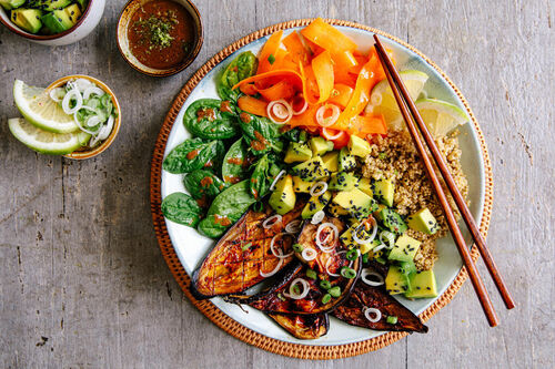 Gebackene Auberginen asiatische Art mit buntem Gemüsemix und Quinoa
