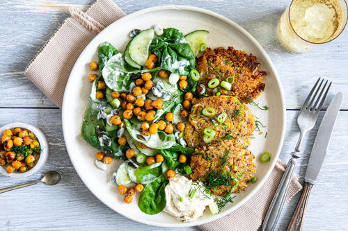 Quinoa-Lauch-Bratlinge mit Dip an Spinat-Salat mit gerösteten Kichererbsen
