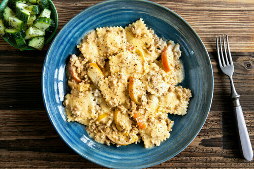 Ricottaravioli mit Schweinehack und gebratenem Apfel, dazu Gurken-Mohn-Salat