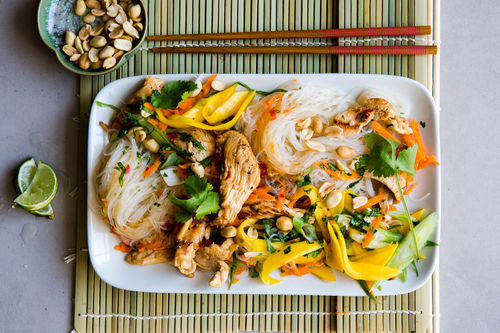 Thai-Glasnudelsalat mit Hähnchen und Mango