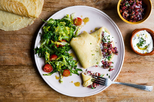 Herzhafte Pfannkuchen mit Speck und Schnittlauchcreme