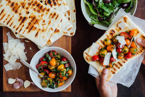 BBQ-Bruschetta-Pizza mit Oliven und Hartkäse