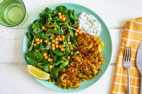 Gemüserösti mit veganem Mayodip dazu Feldsalat mit Kichererbsen und Datteln
