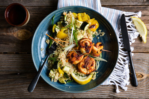 Würzige Fischspieße mit gebackener Zucchini und Couscous
