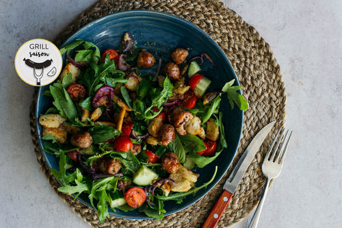 Saftig gegrillte Salsiccia mit italienischem Brotsalat