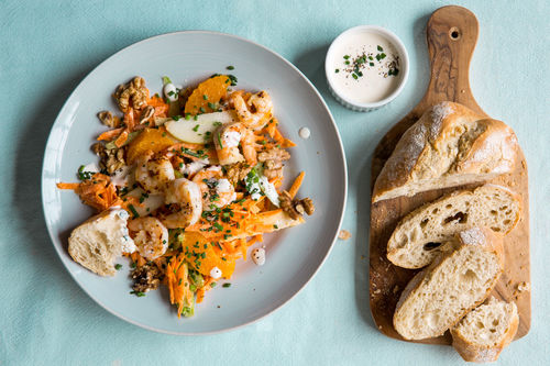 Shrimps-Salat mit Karotten und Apfel