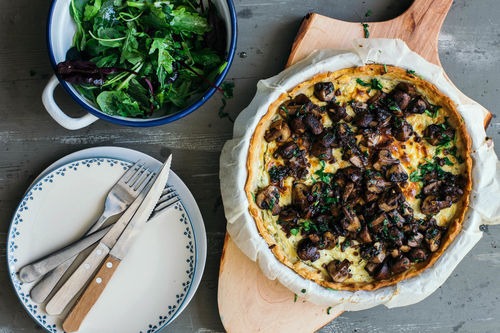 Champignon-Frischkäse-Tarte mit gemischtem Salat