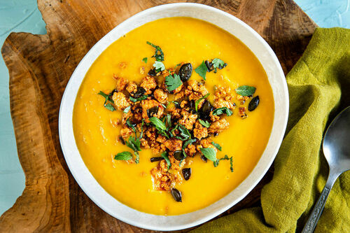 Kürbissuppe mit Harissa-Tofu-Topping fruchtig-fein mit Orange und Kokosmilch