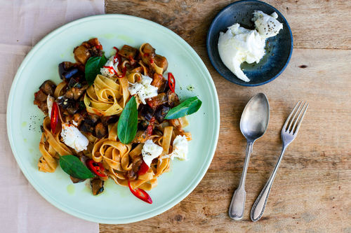 Pasta à la Norma mit Auberginen und Käse