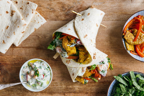 Fruchtige Hähnchen-Tortillas mit Römersalat und Nektarinensalsa