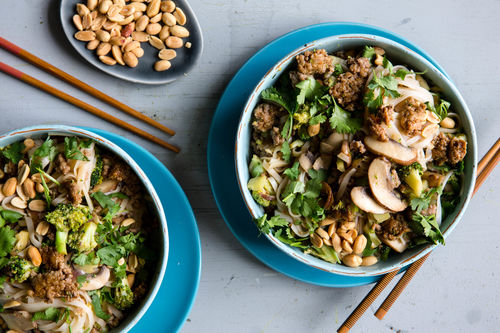 Asiatische Schweinehack-Pfanne mit Reisnudeln, Pilzen und Erdnüssen