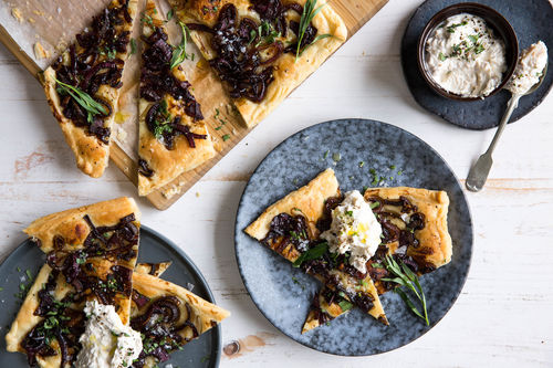 Balsamico-Zwiebel-Tarte mit Forellendip