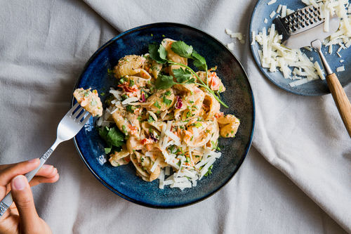 Mediterrane Pasta Peperonata mit Paprika und Mandeln