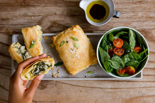 Artischocken-Blätterteigtasche mit Kirschtomaten-Spinat-Salat