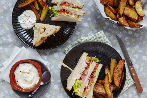 Herzhaftes Hähnchen-Sandwich mit Ofenkartoffeln und Cremedip