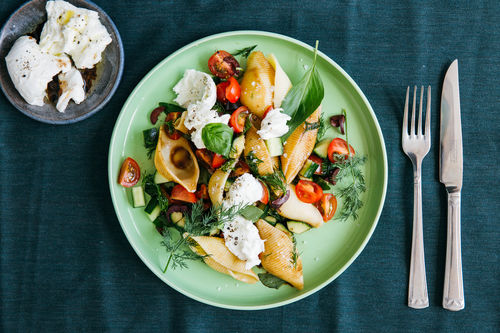 Schneller Pasta-Salat mit Büffelmozzarella und Tomaten